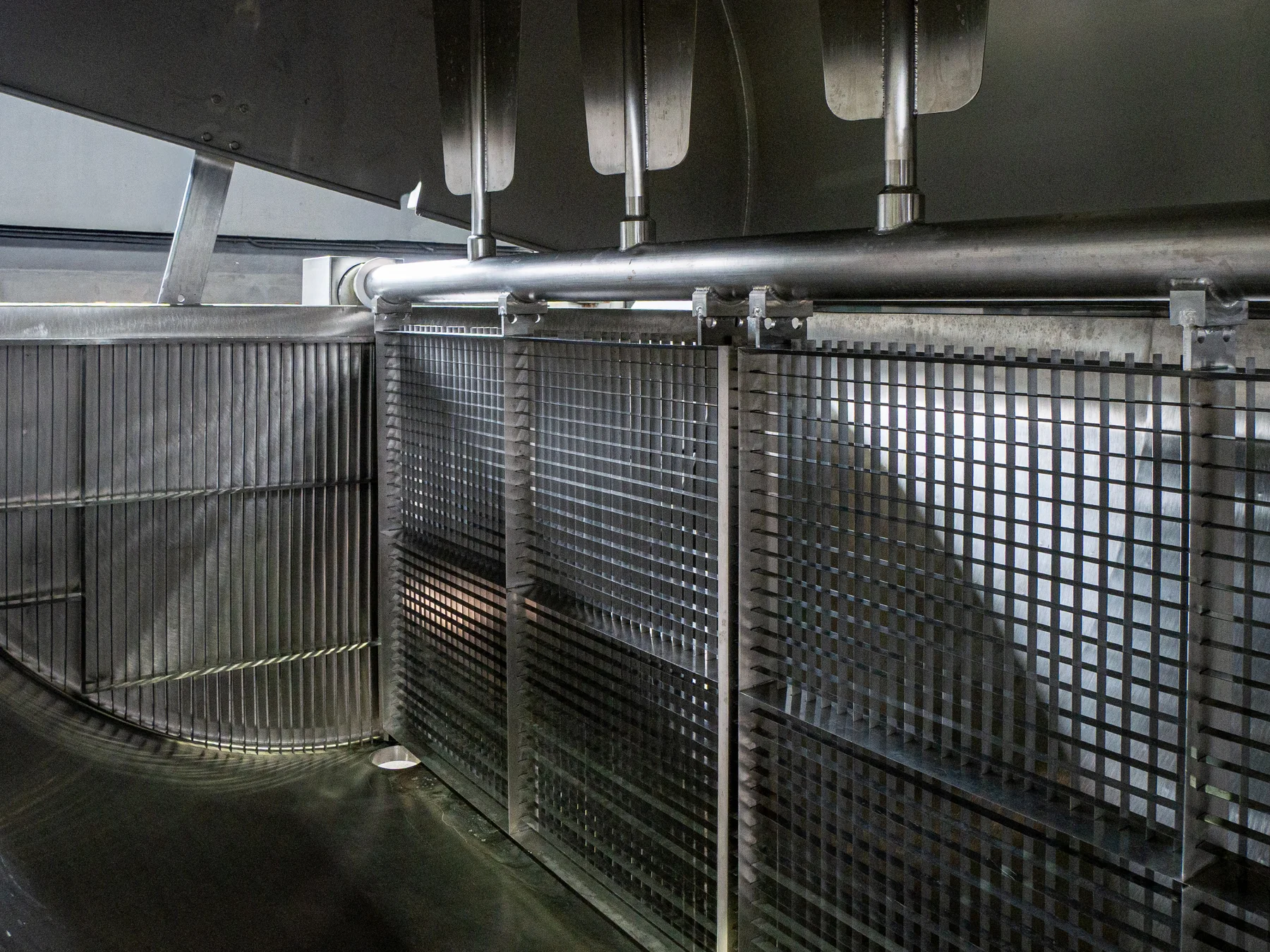 CASEUS Coagulation Vat — interior: cutting liras and whey drainage system